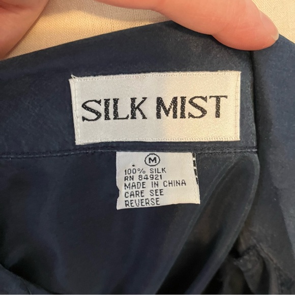 VTG Women’s SZ. M Navy Silk Blouse Button Front Long Sleeve Preppy Old Money - Picture 3 of 4